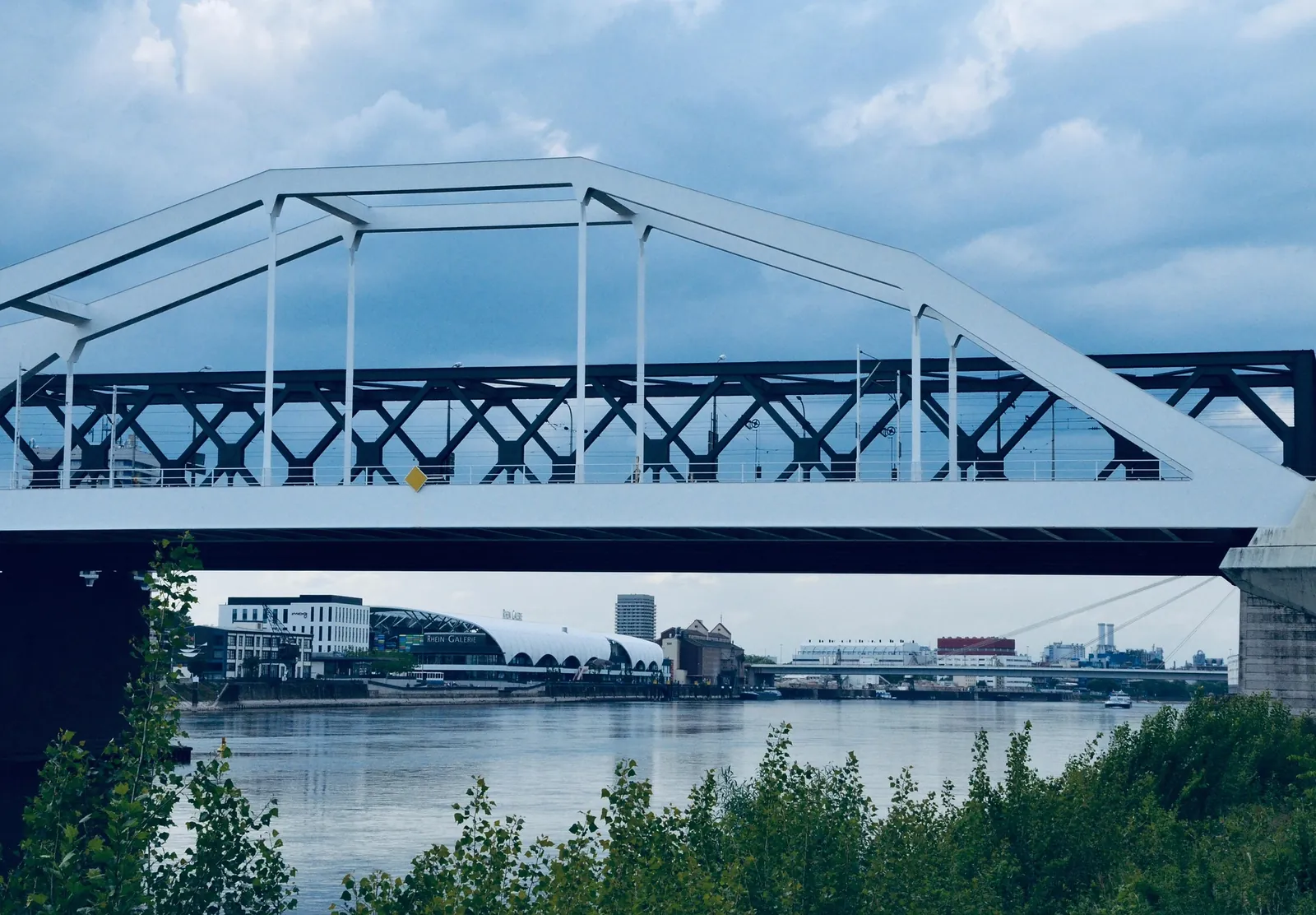 Rheinbrücke zwischen Mannheim und Ludwigshafen mit Blick auf das Ludwigshafener Rheinufer