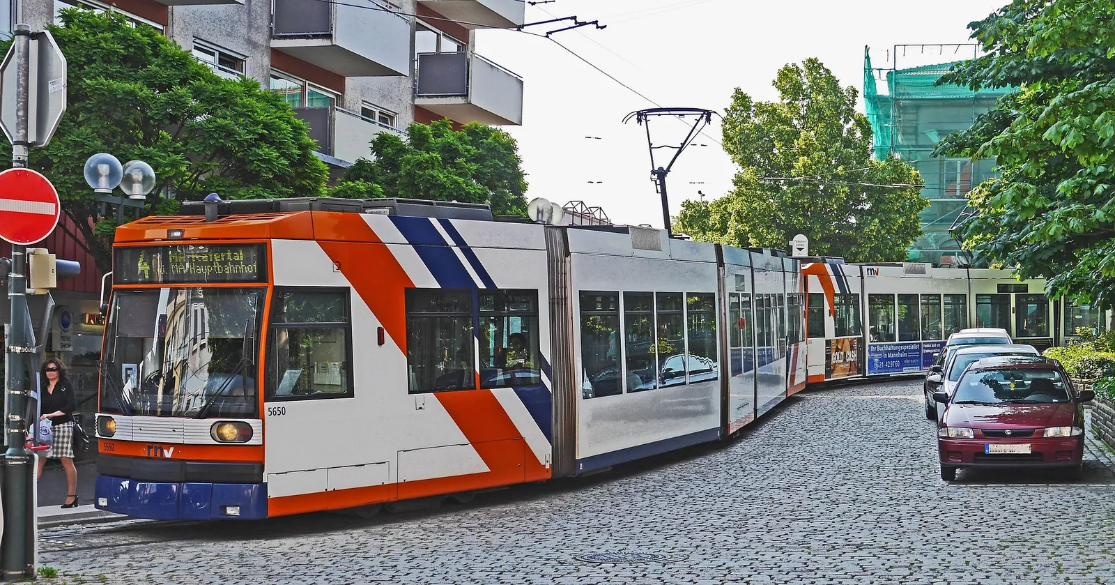 Straße in Ludwigshafen mit parkenden Autos und Oberleitung als Standortprüfung für einen Möbellift
